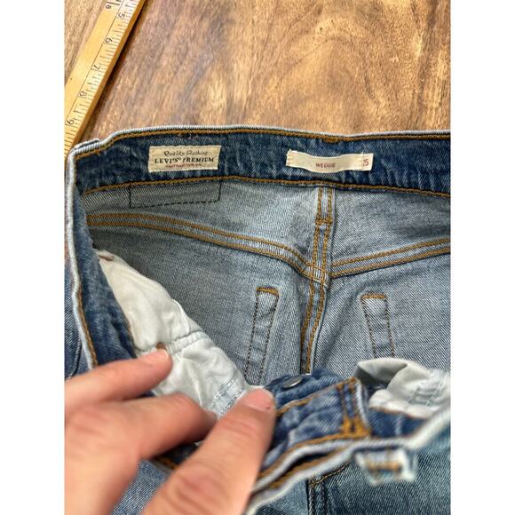 Levi's Women's Blue Light Wash Wedgie Icon Fit Straight Leg Jeans Size 25 - Picture 6 of 10